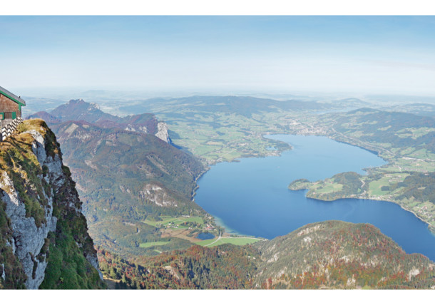     Blick von Schafberggipfel auf Mondsee und Schutzhütte Zur Himmelspforte / Wolfgangsee